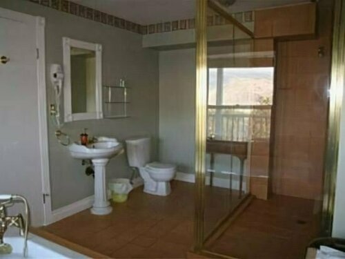 Гостиница Above the Beach B&b в Пентиктоне