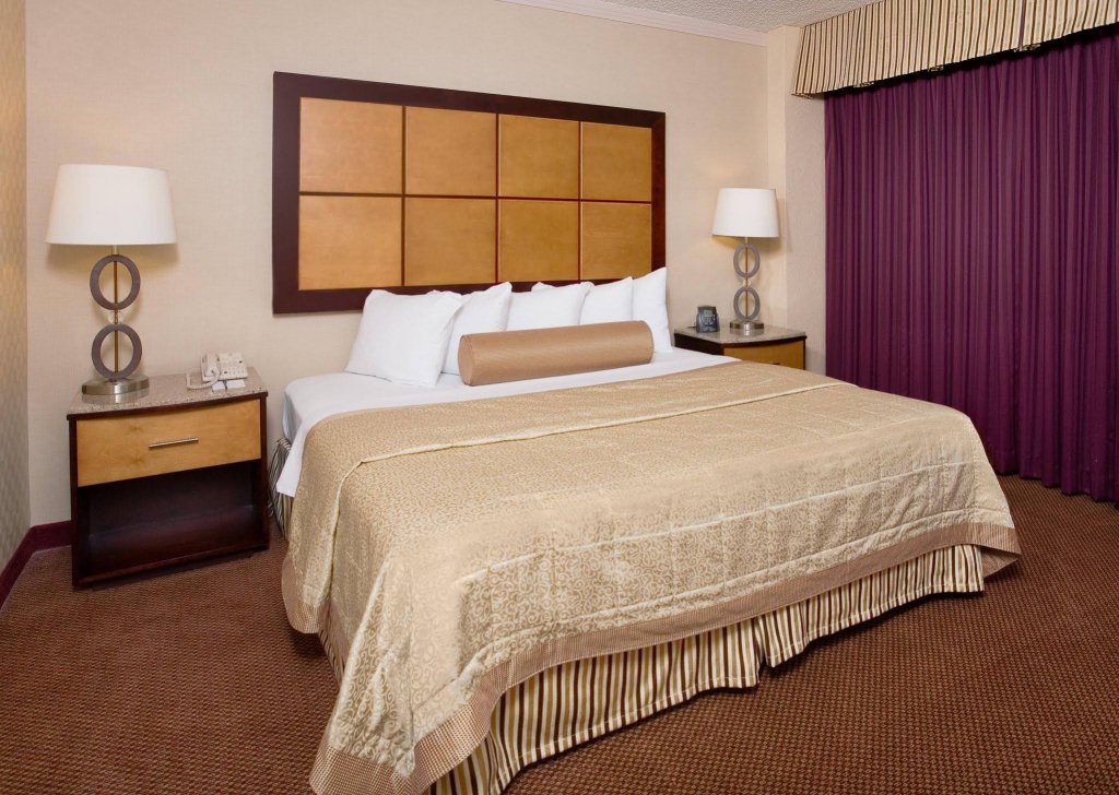 Фото Embassy Suites by Hilton Dallas Love Field