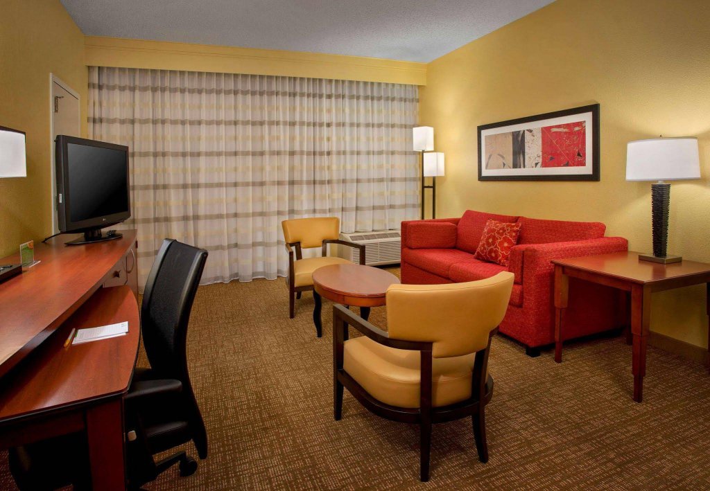 Фото Courtyard by Marriott Lincroft Red Bank