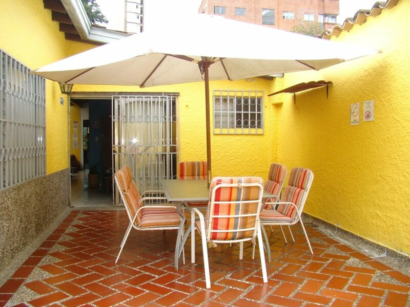 Хостел Yellow House Hostel в Медельине