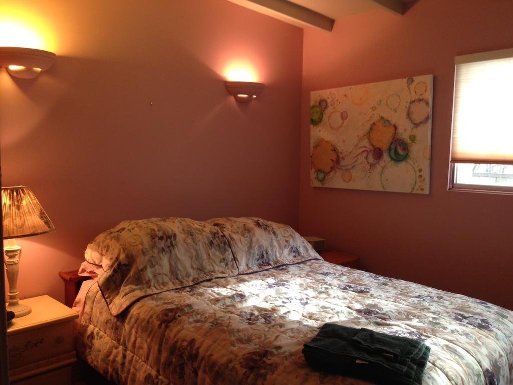 Фото Mediterranean Edmonton BnB