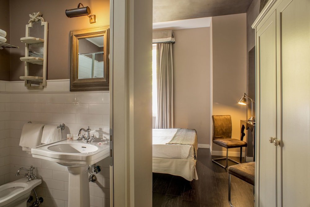 Фото The B Place Hotel