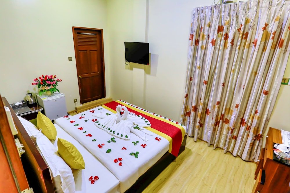 Фото Golden City Light Hotel