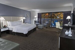 отель Toronto Don Valley Hotel and Suites