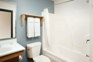 Гостиница Extended Stay America Select Suites - Cleveland - Airport