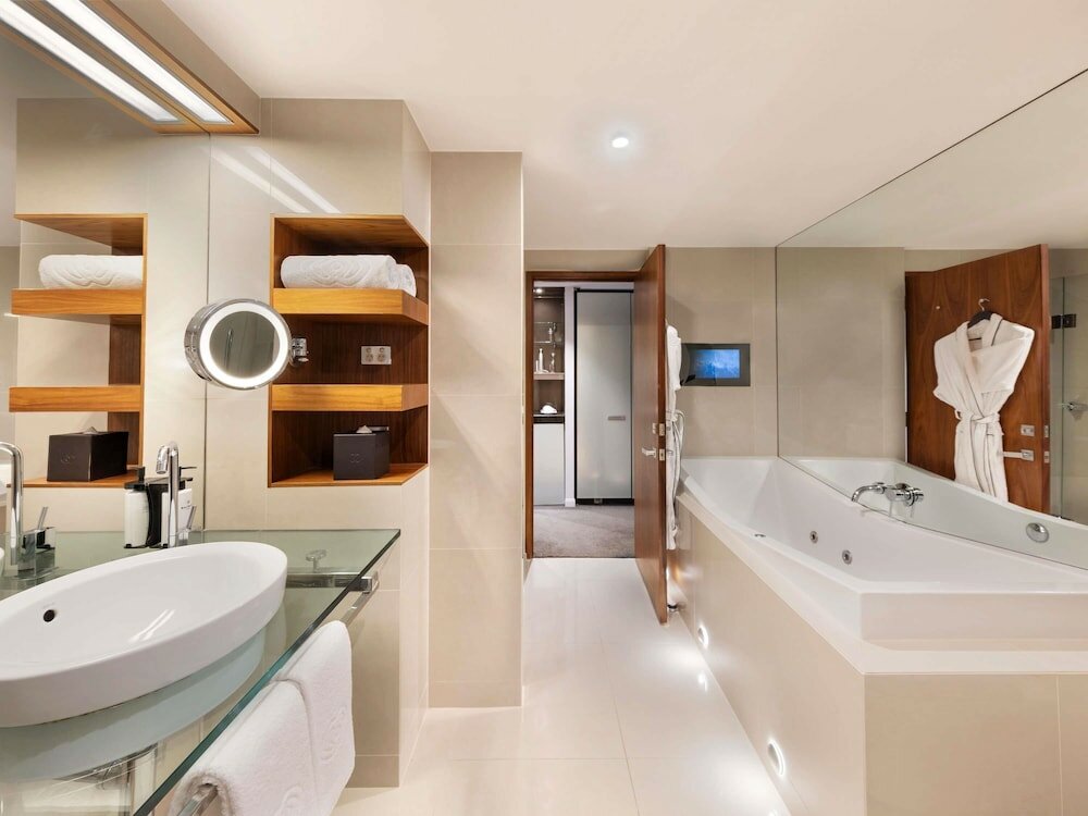 Фото Sofitel Queenstown Hotel and SPA