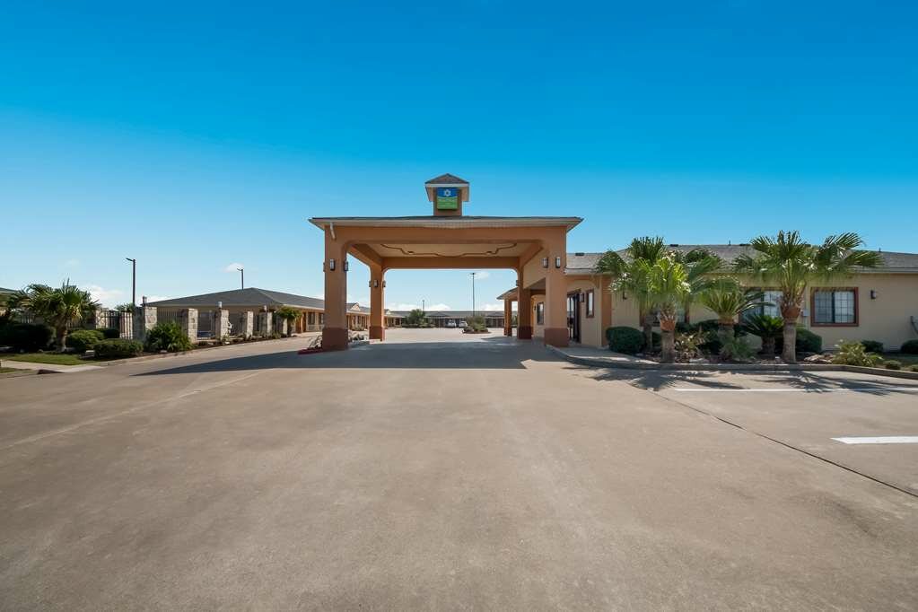 Фото SureStay Hotel by Best Western Falfurrias
