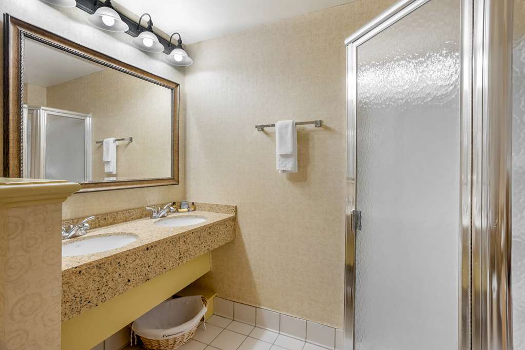 Фото Best Western Plus Revere Inn & Suites