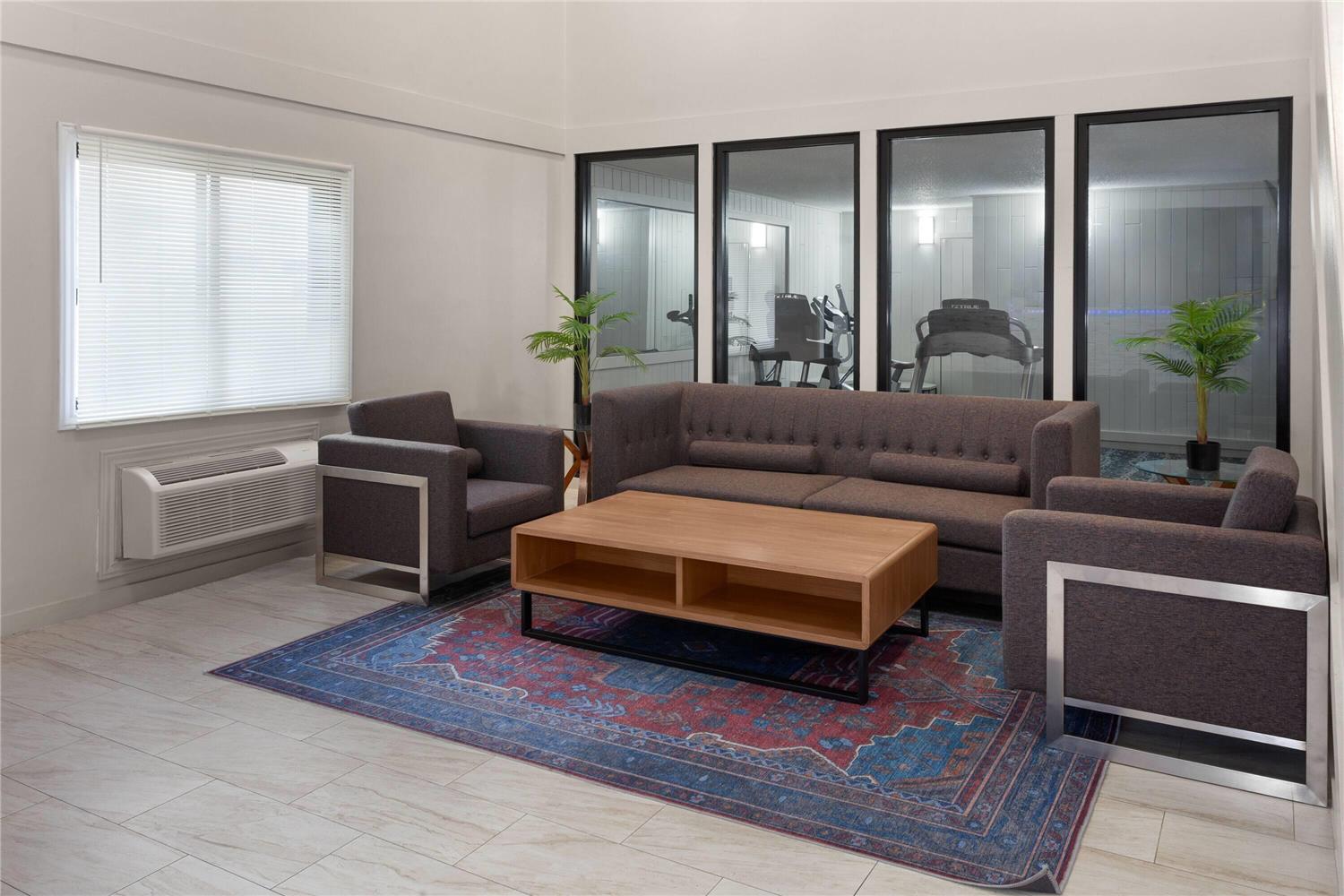 Фото Super 8 by Wyndham Oshkosh Airport