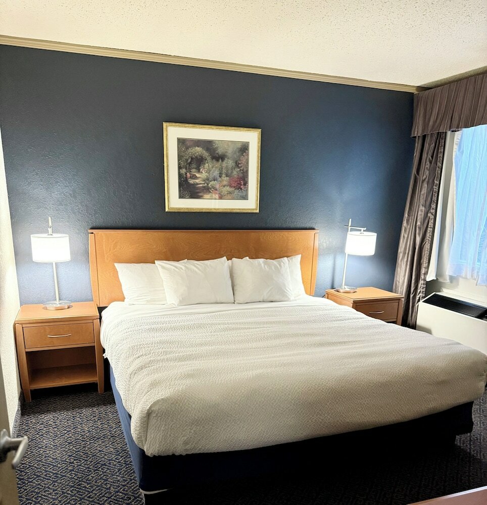 Фото Days Inn by Wyndham Drayton Valley