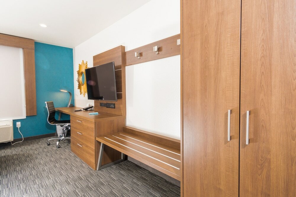 Фото Holiday Inn Express Hotel & Suites Hollywood Walk of Fame, an IHG Hotel