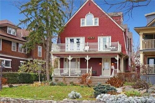 Гостиница Redwood Bed and Breakfast в Ниагара-Фолс