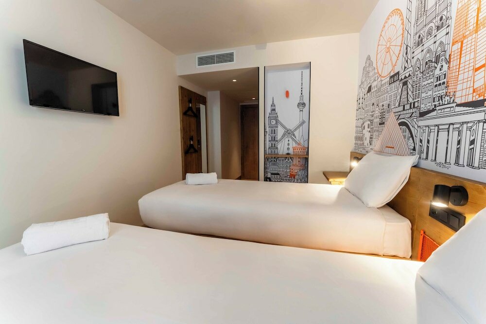 Фото EasyHotel Barcelona La Sagrera