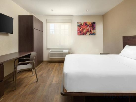 Фото Extended Suites Tijuana Macroplaza Hotel