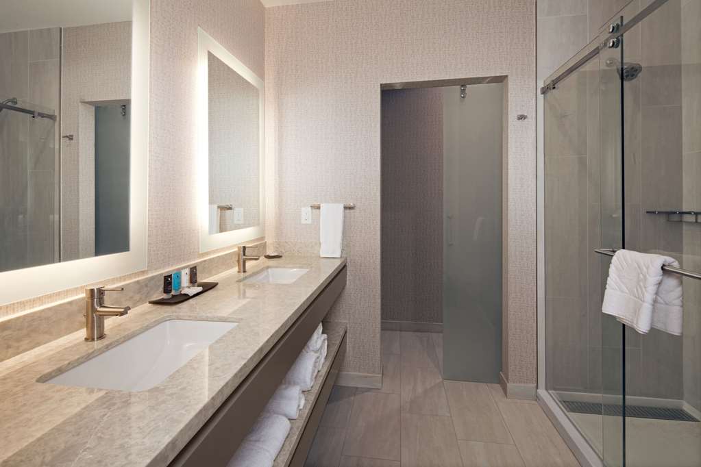 Фото H Hotel Los Angeles, Curio Collection by Hilton