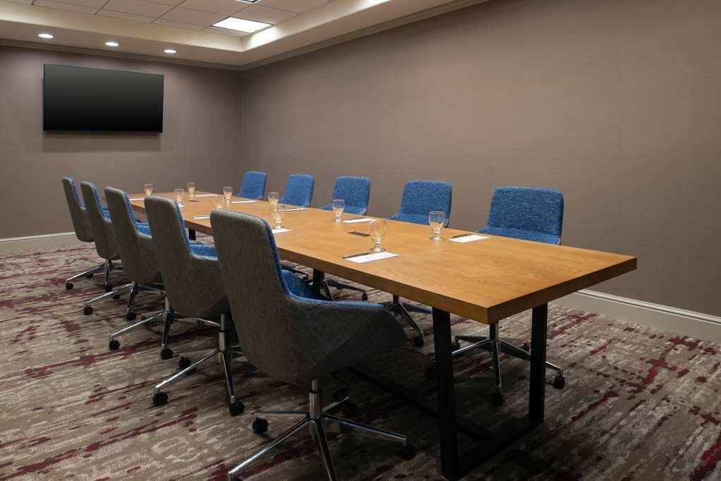 Фото Hilton Garden Inn Fontana