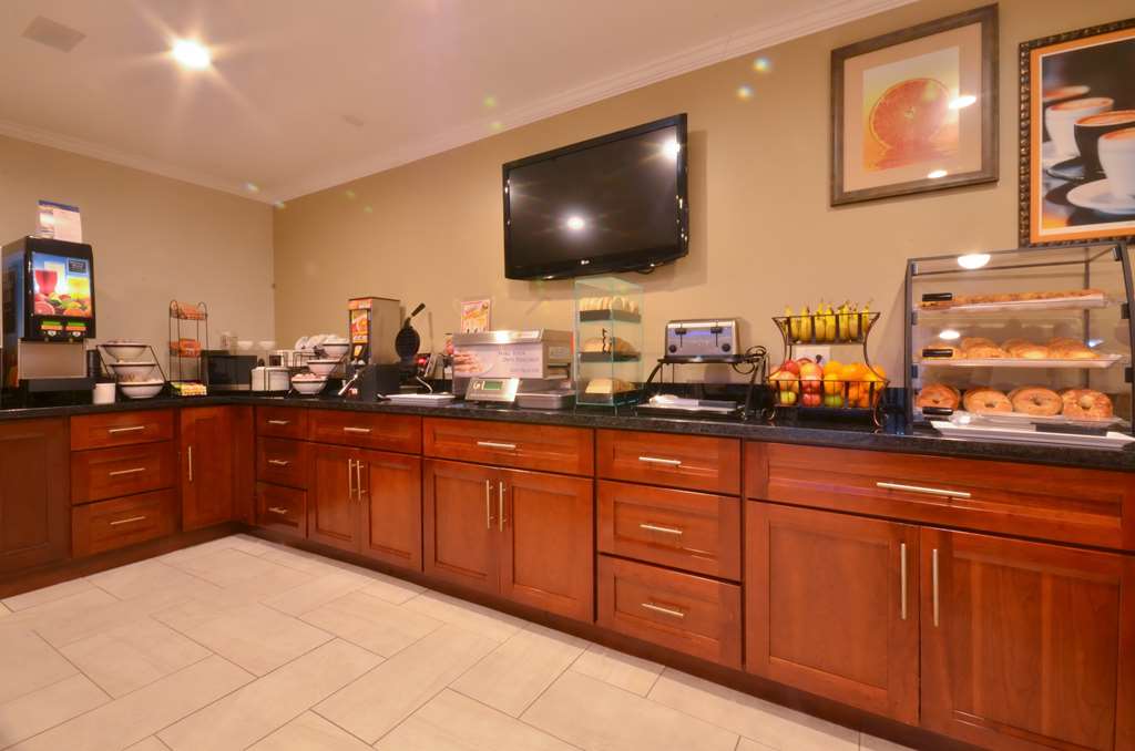 Фото Best Western The Inn & Suites Pacific Grove