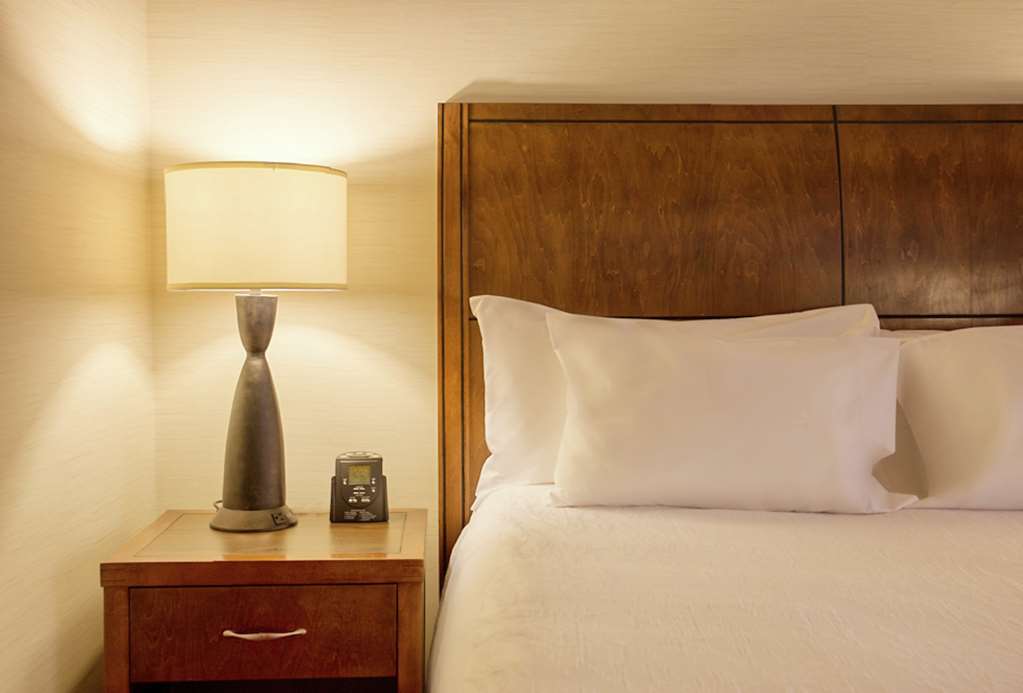 Фото Hilton Garden Inn Milwaukee Downtown