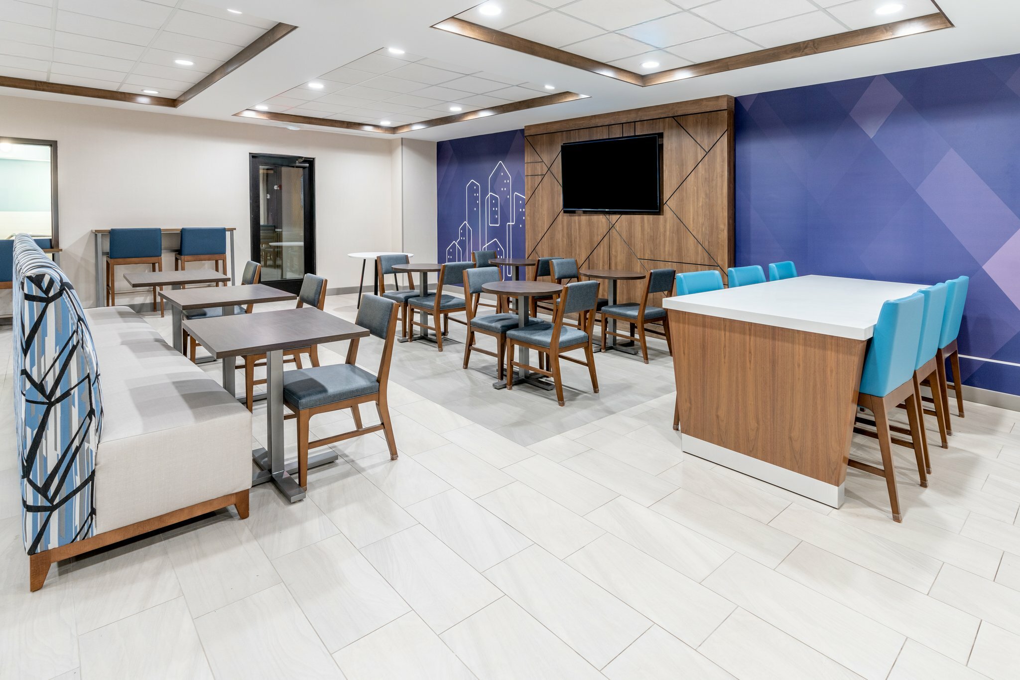 Фото Holiday Inn Express Hotel & Suites - Cheyenne, an Ihg Hotel