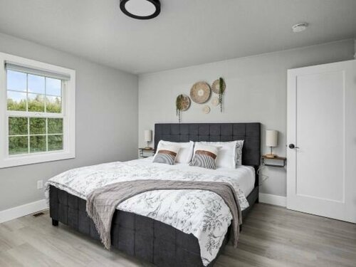Гостиница Enormous Fenced Yard and Game Room - Stylish Family Retreat в Портленде