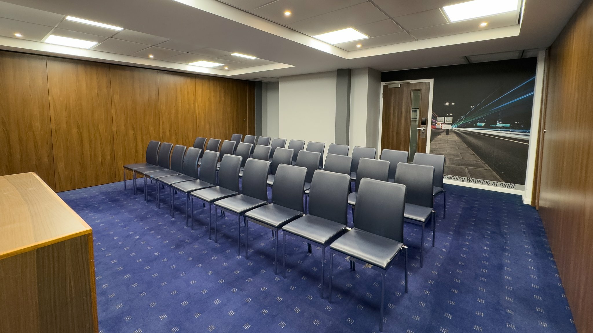 Фото Holiday Inn Express London - Stratford, an Ihg Hotel