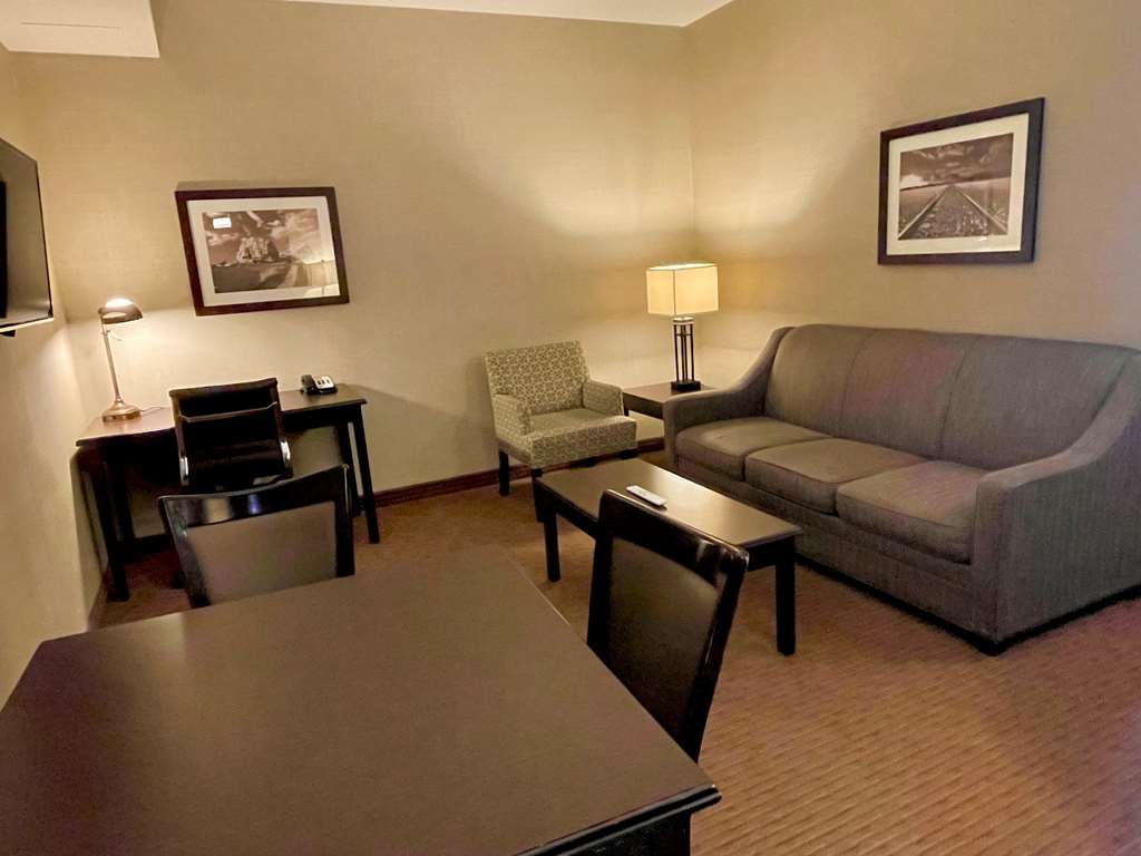 Фото Best Western Plus Okotoks Inn & Suites