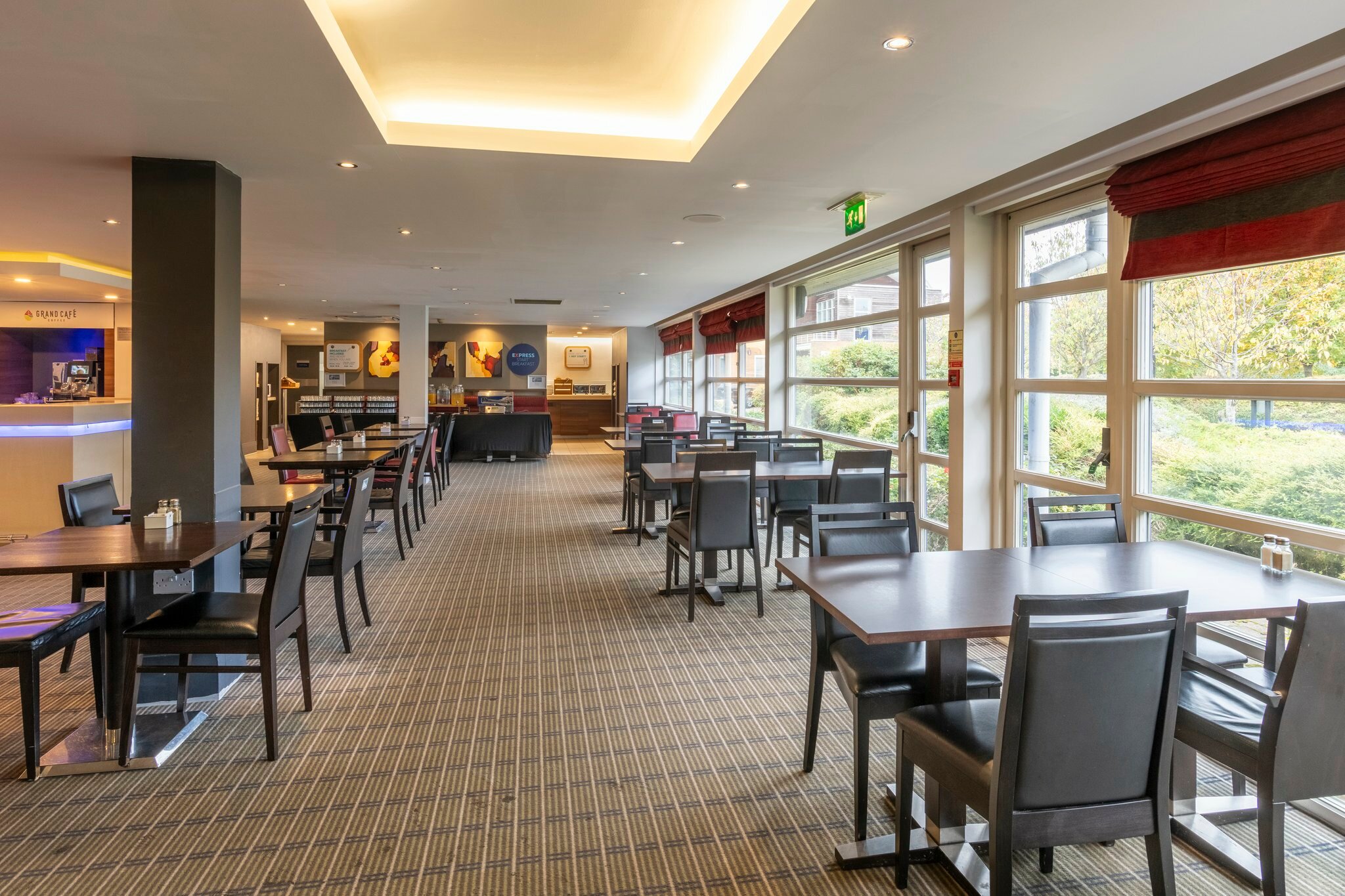 Фото Holiday Inn Express Milton Keynes, an Ihg Hotel