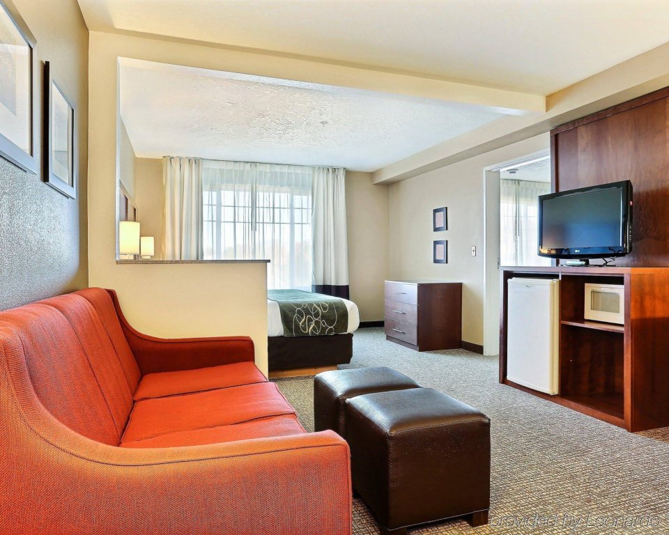 Фото Comfort Suites Airport