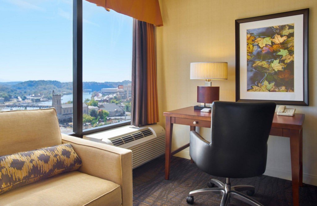 Фото Hilton Richmond Downtown