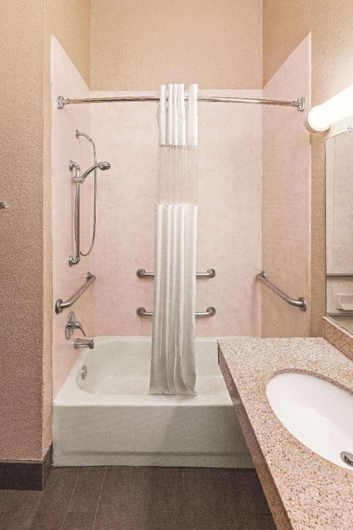 Фото La Quinta Inn & Suites by Wyndham Houston Hobby Airport