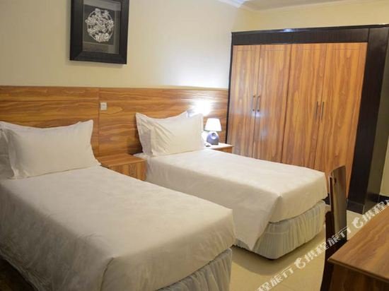 Фото La Posh Hotel