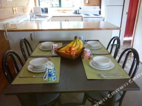 Фото Cedarwood Lakeside Motel & Conference Venue