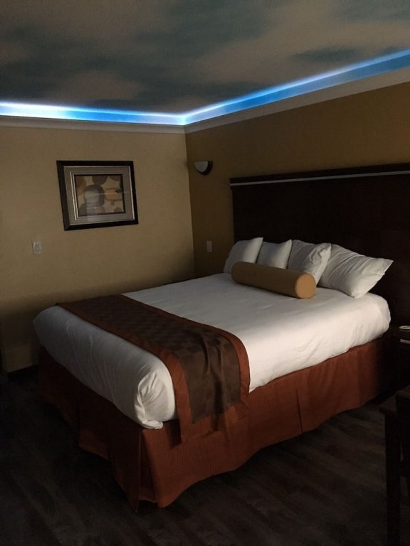 Фото Hollywood Palms Inn and Suites