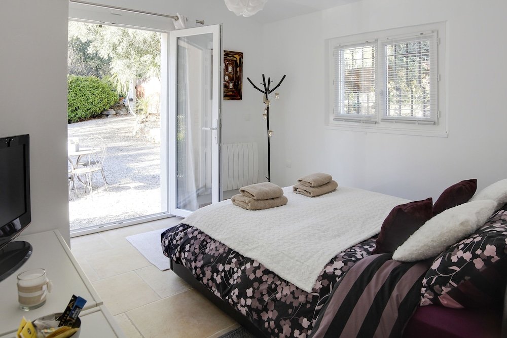 Фото Villa Les Lucioles - Chambre d'Hôtes