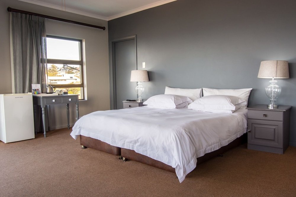 Фото Edward Charles Manor