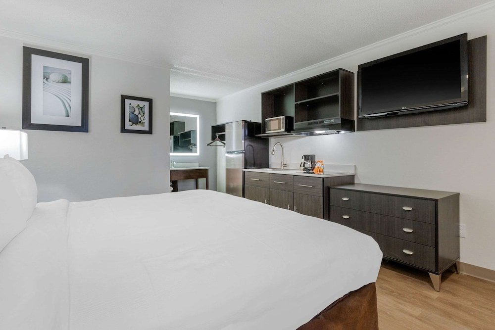 Фото Suburban Extended Stay Hotel at the University