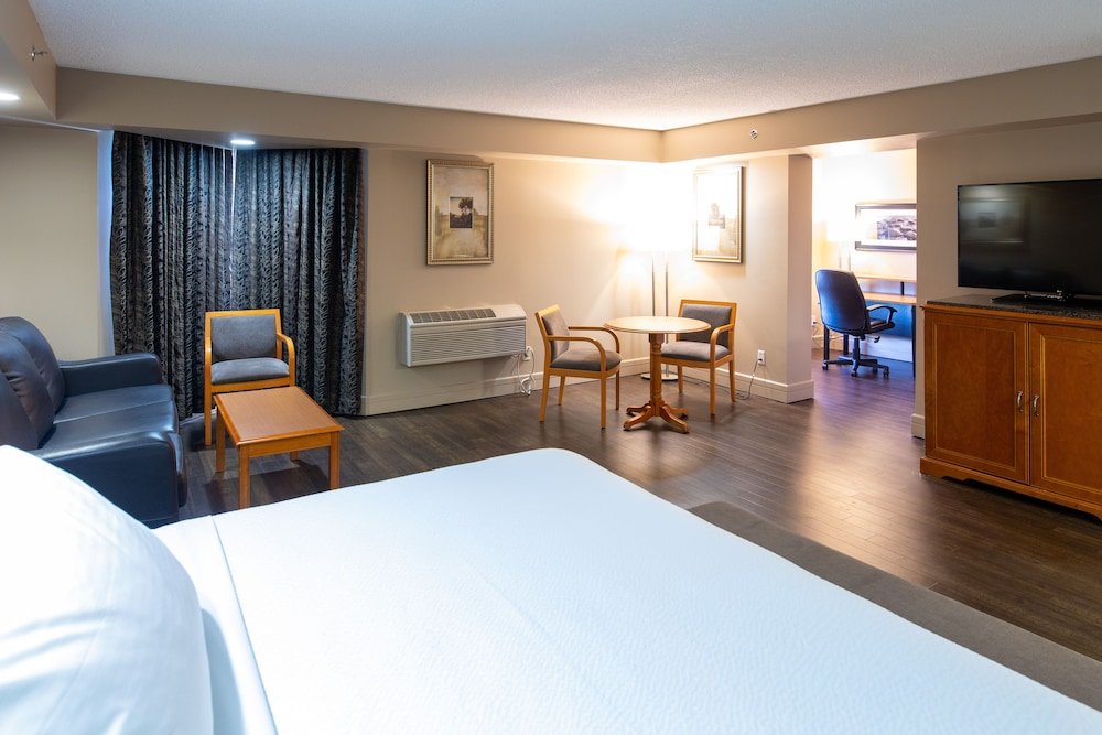 Фото Royal West Edmonton, trademark Collection