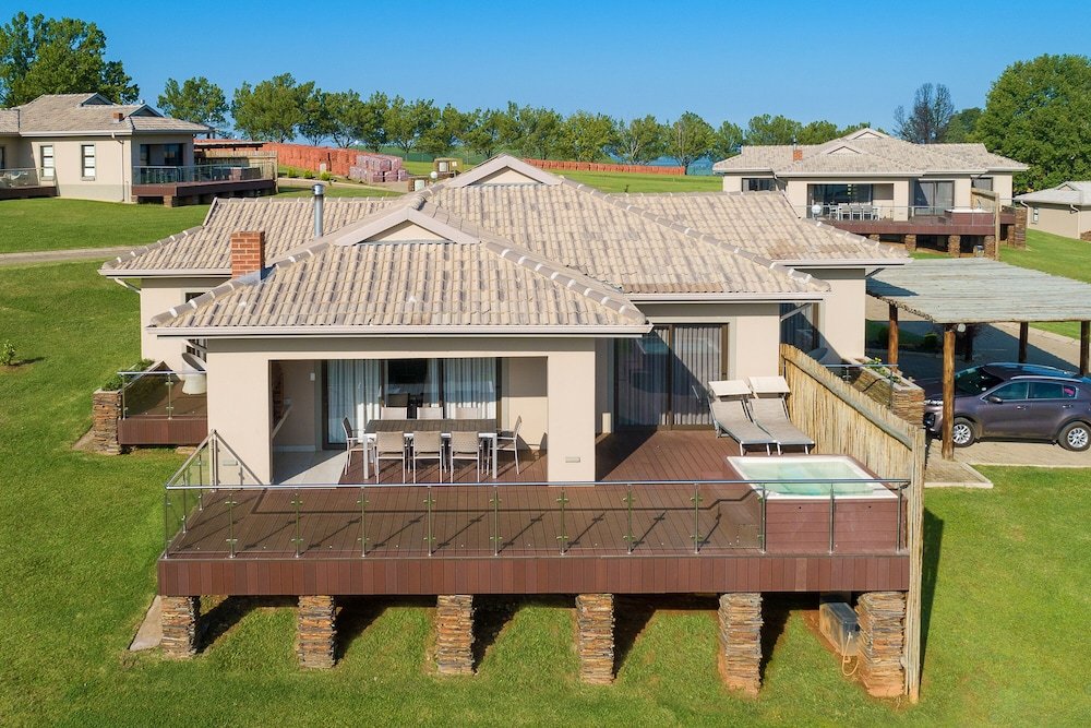 Фото Cayley Mountain Resort