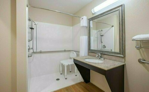 Гостиница La Quinta Inn & Suites by Wyndham Garland Harbor Point в Гарлэнде