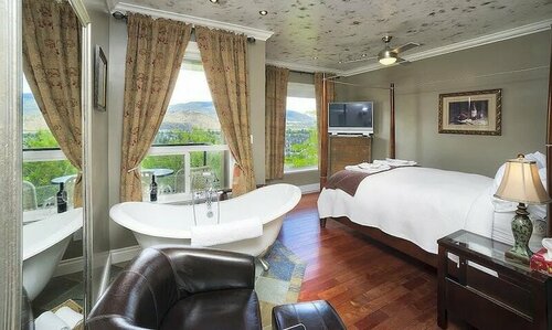 Гостиница Above the Beach B&b в Пентиктоне