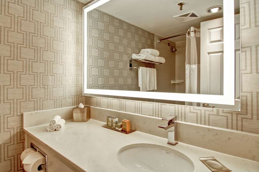 Фото DoubleTree by Hilton Hotel Toronto Downtown