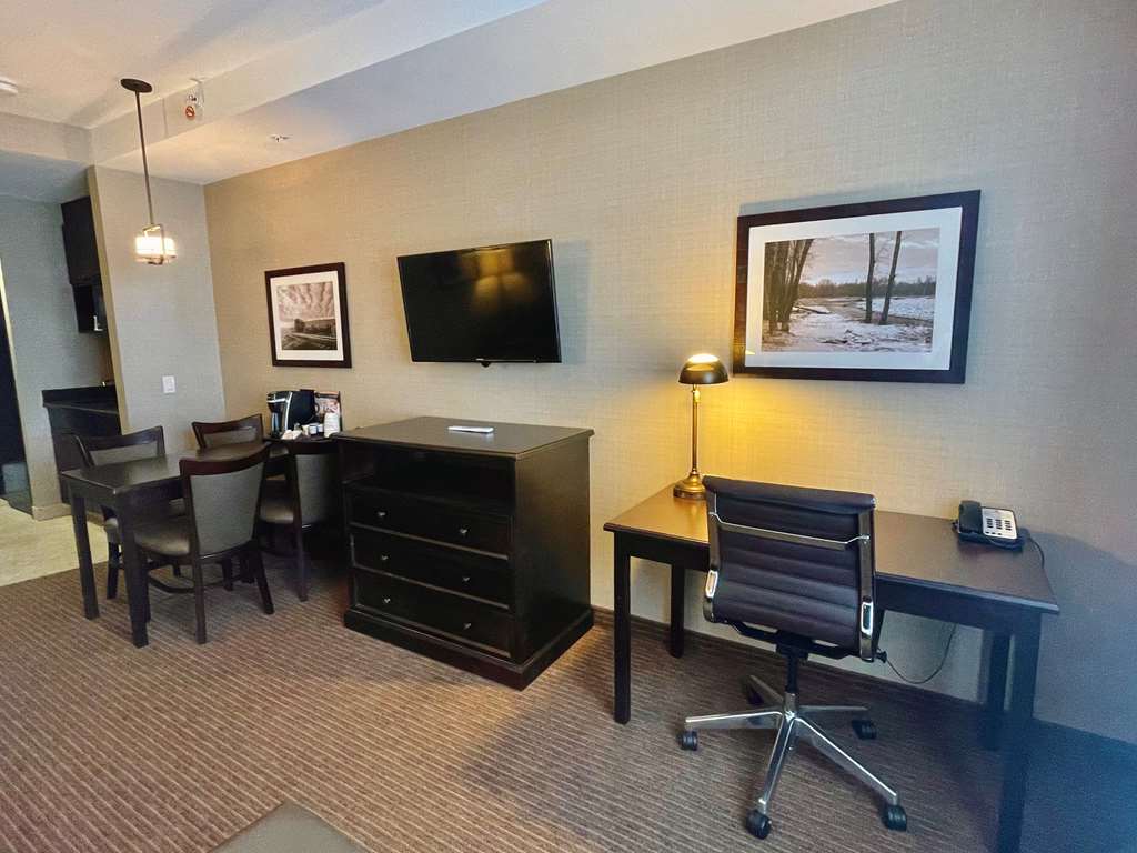 Фото Best Western Plus Okotoks Inn & Suites
