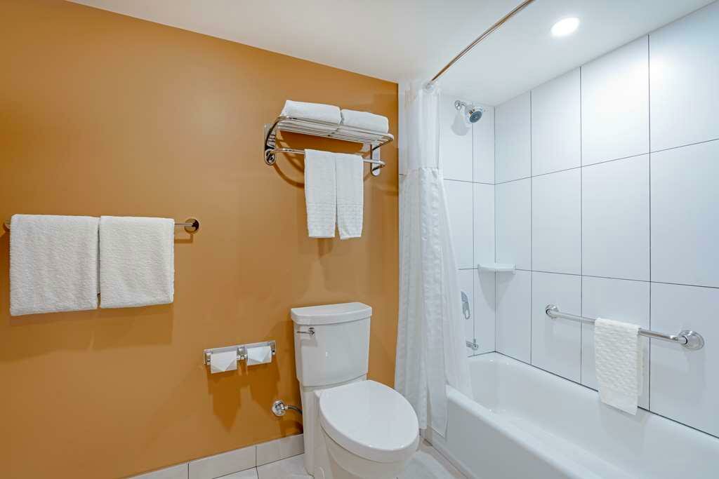 Фото Best Western Plus Emerald Isle Hotel