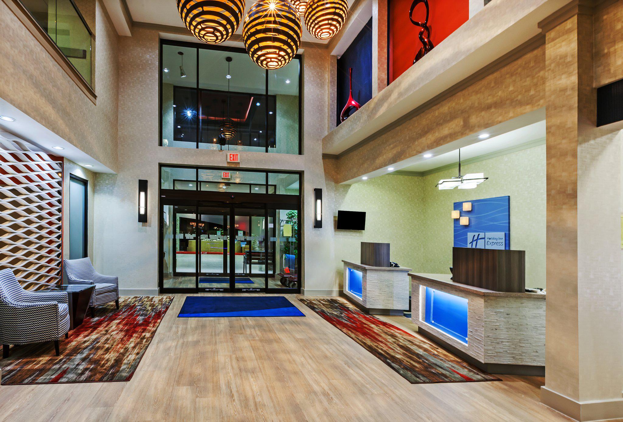 Фото Holiday Inn Express Hotels & Suites East Houston, an Ihg Hotel