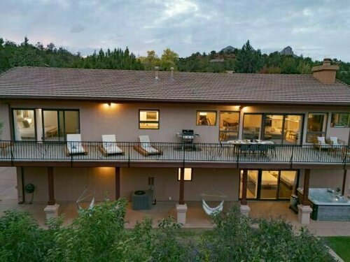 Гостиница Majestic Red Rocks Views and Hot Tub - Stunning Wellness Retreat в Седоне