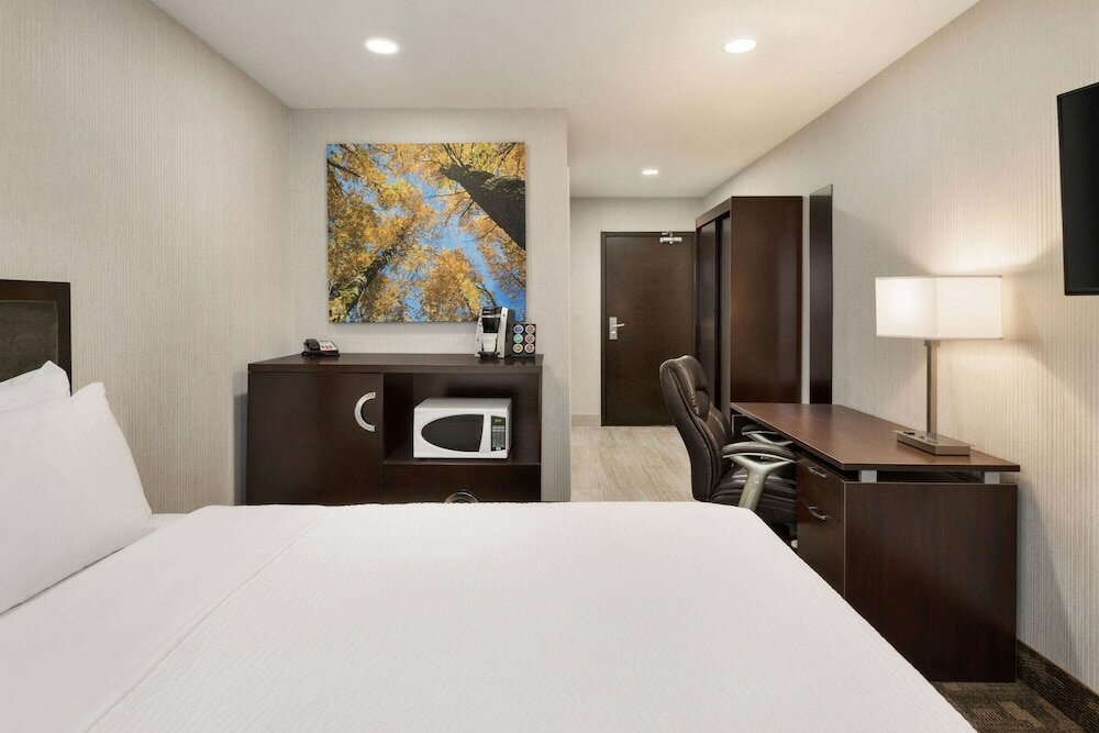 Фото Days Inn by Wyndham Wainwright