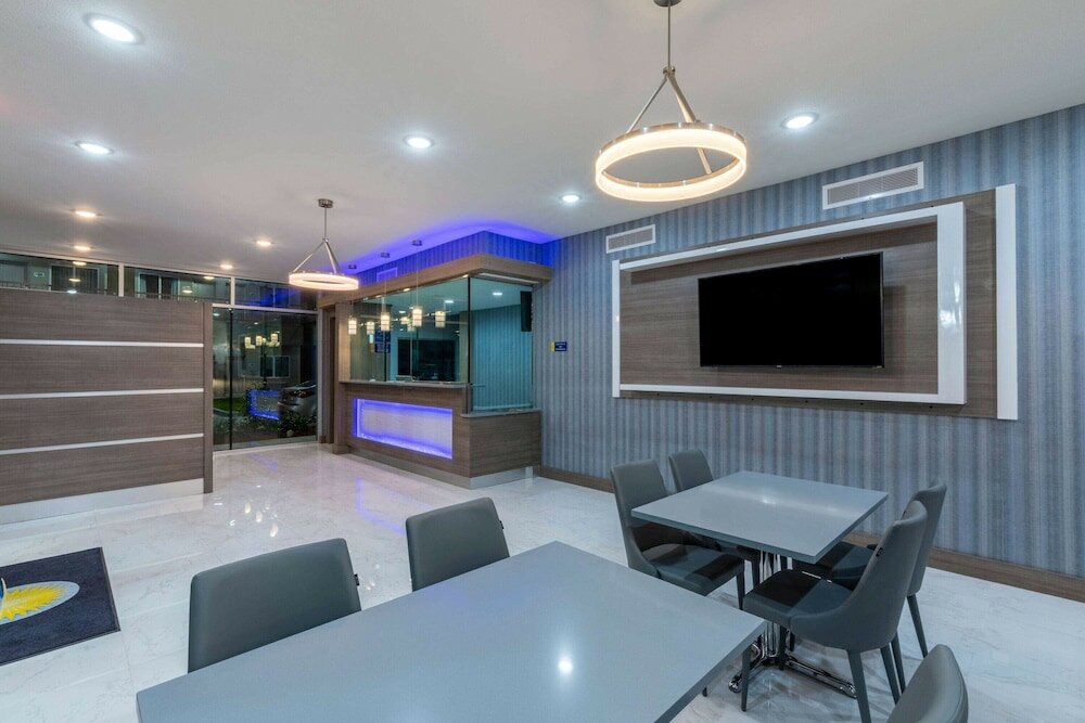 Фото Days Inn & Suites by Wyndham Downtown/University of Houston