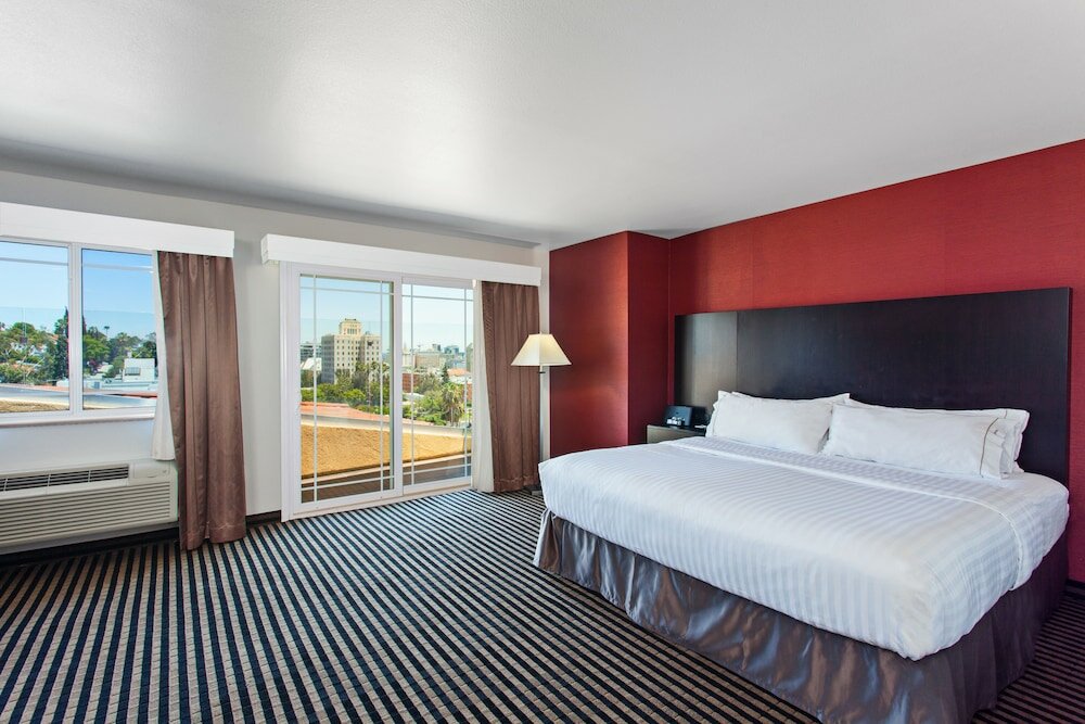 Фото Holiday Inn Express Hotel & Suites Hollywood Walk of Fame, an IHG Hotel