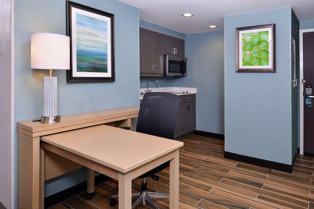 Фото Homewood Suites by Hilton Des Moines Airport
