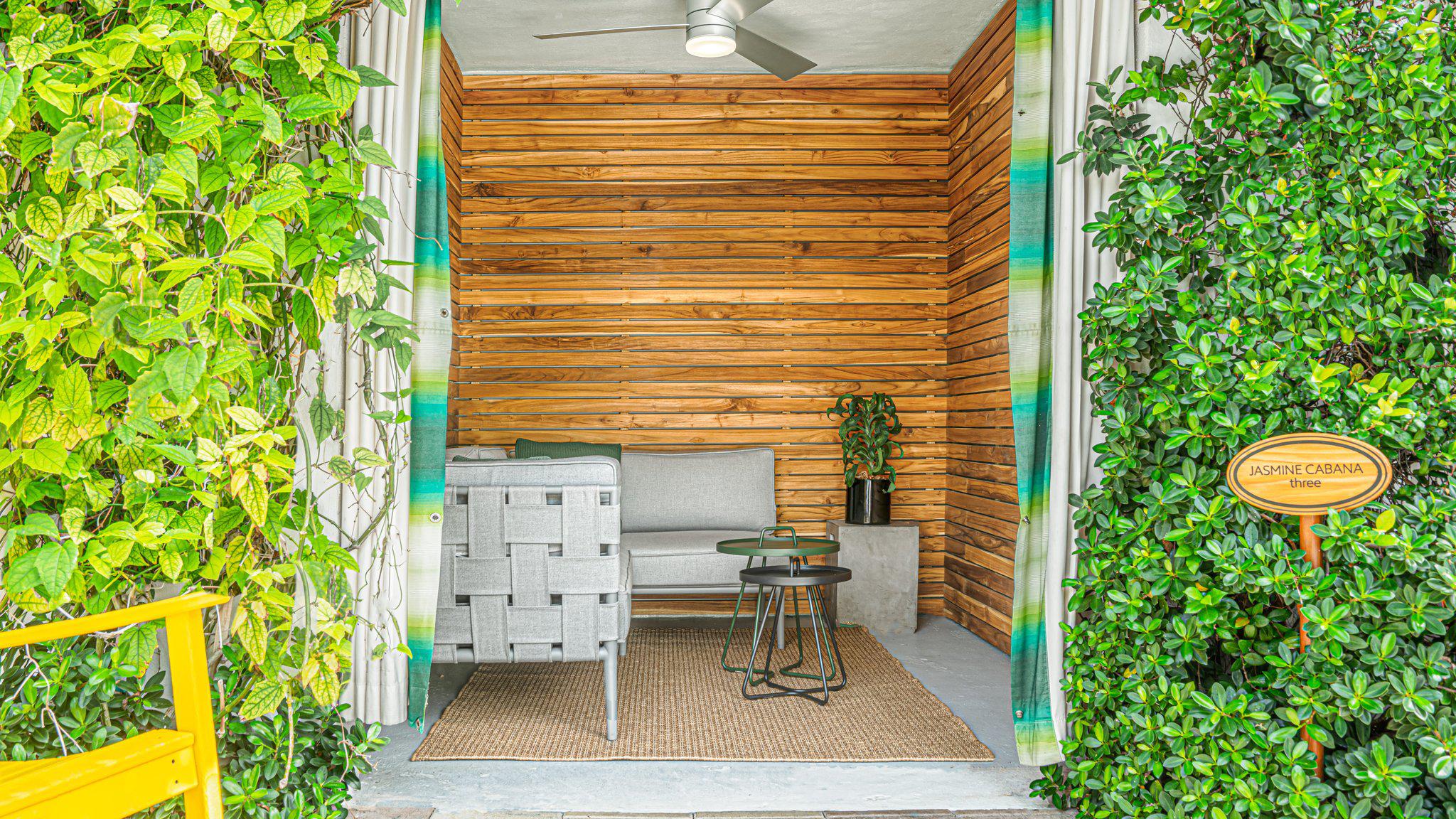 Фото Kimpton Surfcomber Hotel, an Ihg Hotel